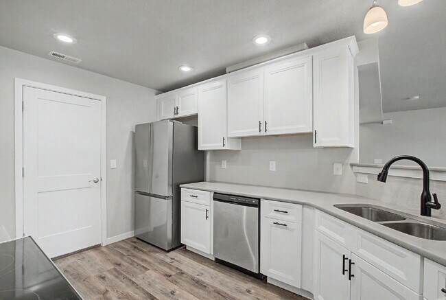 Building Photo - 3 bedroom - Date St