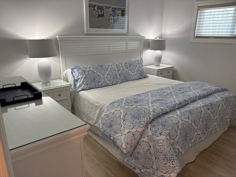 Building Photo - 1100 8th Ave S