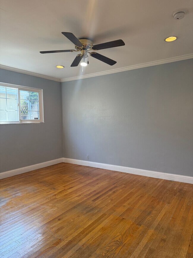 Building Photo - Single Family Home, 4 Bedroom 2 Bath Home ...