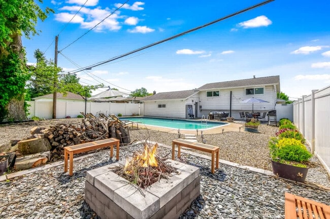 Building Photo - 8910 Cambridge Dr