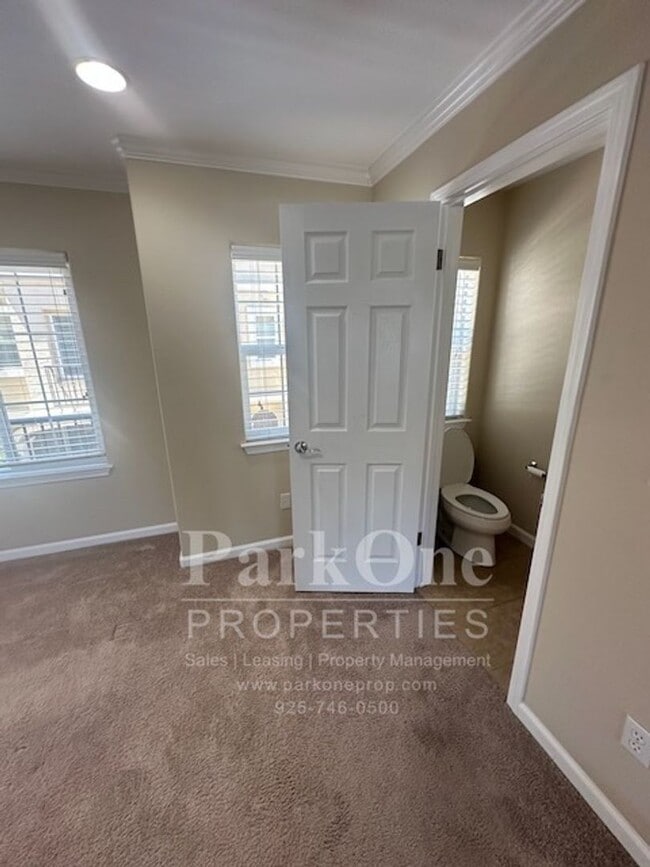 Building Photo - Nicely Updated Townhouse Close to Downtown