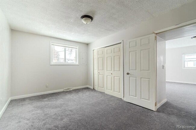 Building Photo - 11084 Cadillac Ave