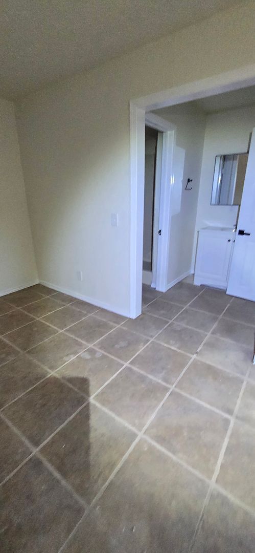 Building Photo - 5 Bedroom Duplex!!