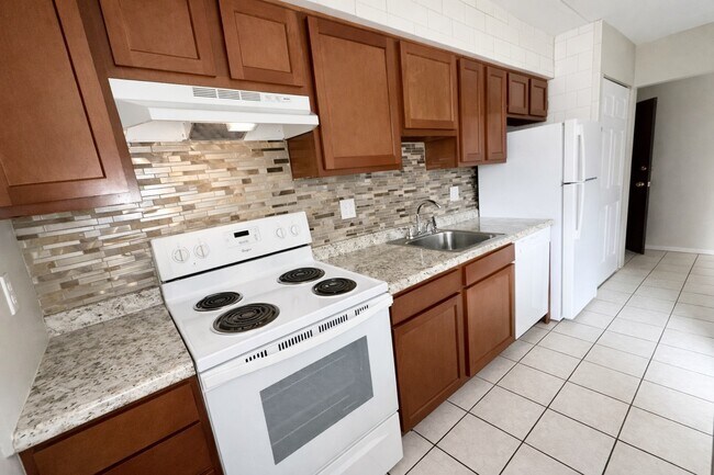 Interior Photo - LYNWOOD APARTMENTS -- 001