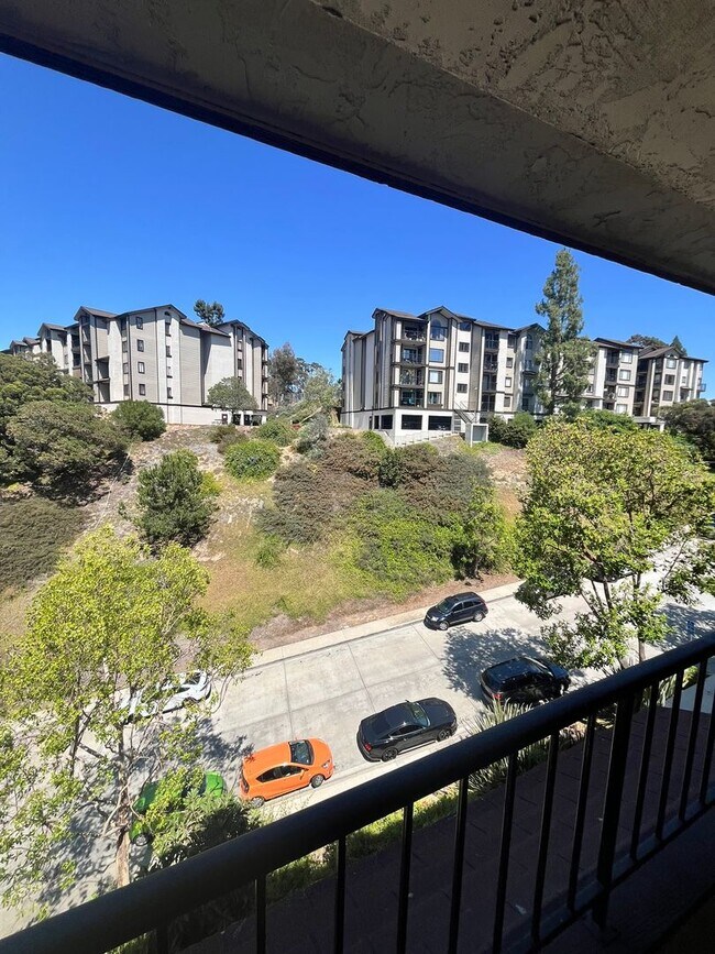Building Photo - Move-In Ready 2-Bed Condo with Upgrades & ...