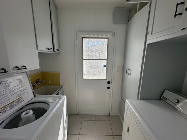 Building Photo - 3169 S Bentley Ave