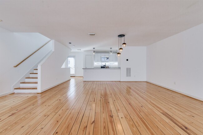 Building Photo - 1637 Tuam St