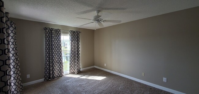 Building Photo - 5210 Wedgewood Ln