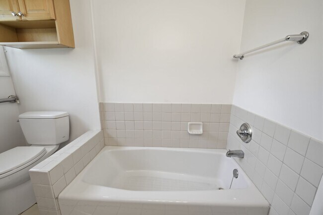 Building Photo - 2 bedroom, den and 1.5 bath, a few blocks of SPHS