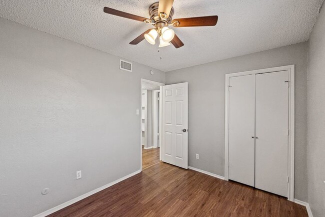 Building Photo - SPACIOUS UPDATED TOWNHOME - 1440SF