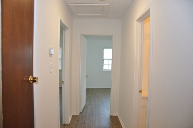 Building Photo - 2 Bedroom 1 Bath 1 Car Garage in Heart of ...