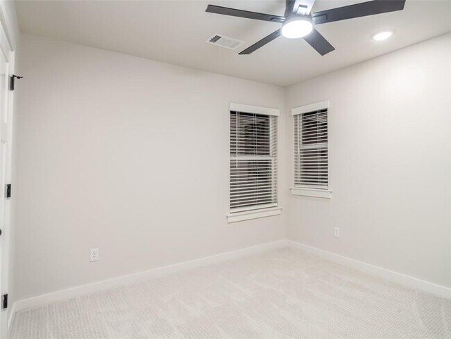 Building Photo - 511 Cosmos St