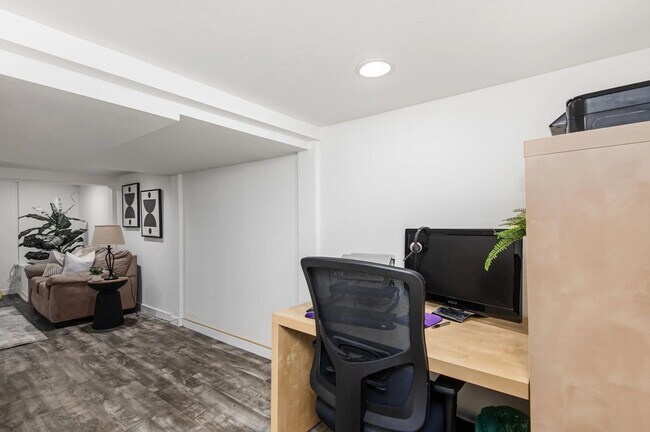 Building Photo - Updated 3BD/2BA Menlo Park Home with French Oak Floors + Bonus Room