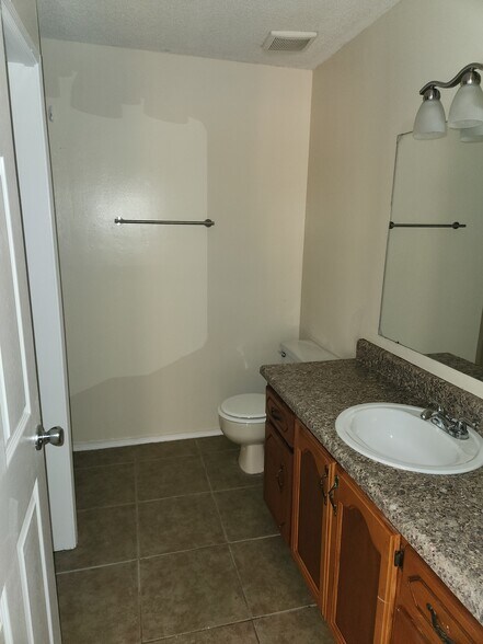 Building Photo - 606 Woodsman Dr