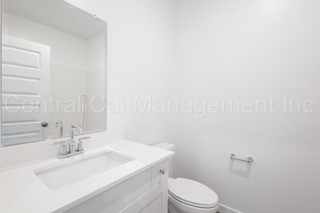 Building Photo - 4 Bedroom, 2 Bath Home with Solar in the S...
