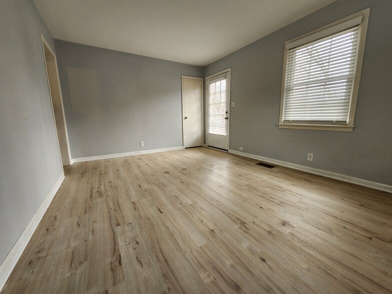 Living - 1411 Daniel St