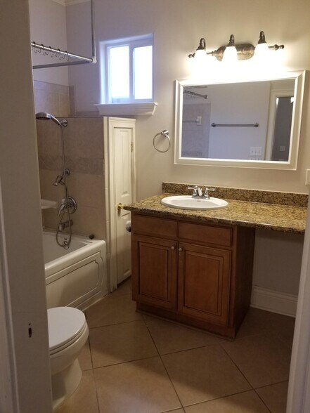 Primary bathroom - 1023 General Taylor