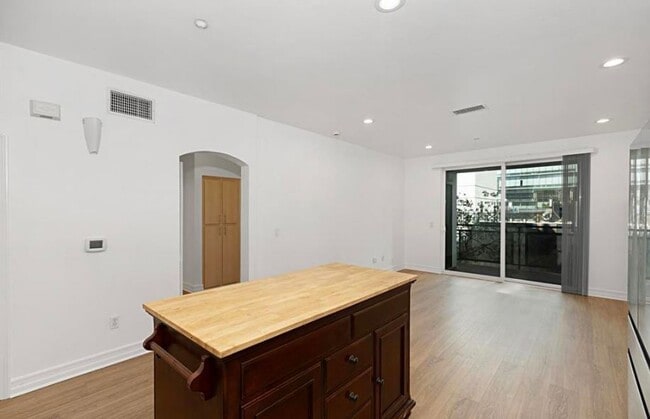Building Photo - 525 Eleventh Ave