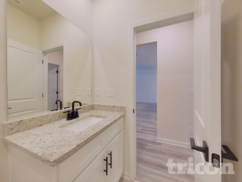 Building Photo - 617 Mountain Oaks Pkwy