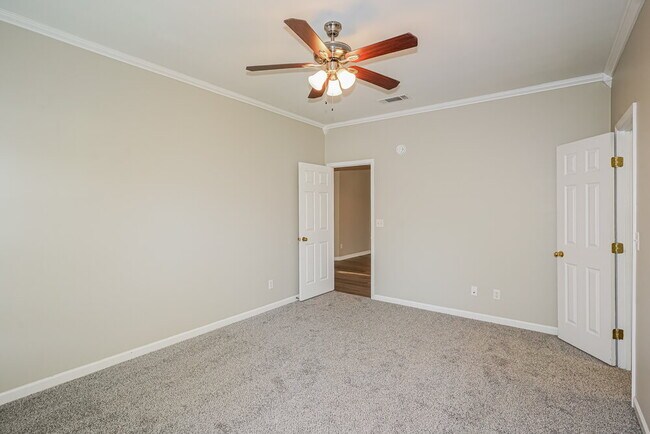 Building Photo - 1022 Seven Oaks Blvd