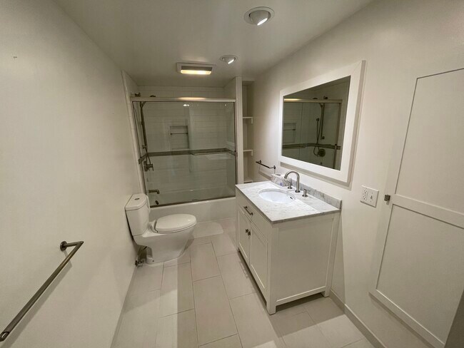 Building Photo - 1915 Oakview Dr