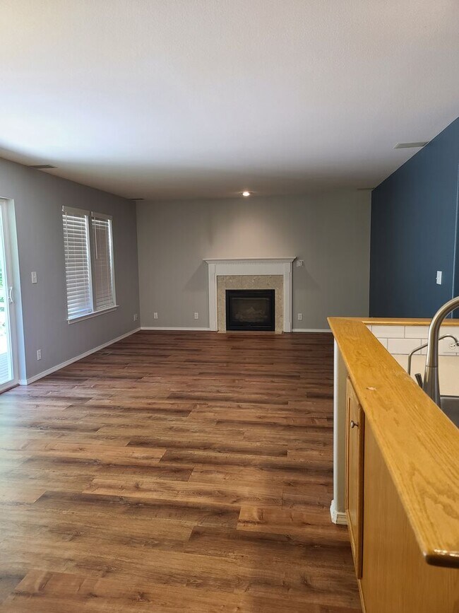 Building Photo - 2056 Doe Dr