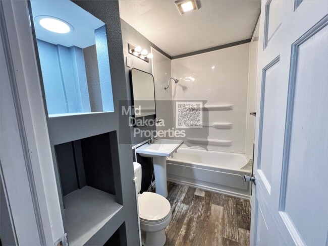 Building Photo - 404 S Minnesota- 4 Bedroom, 2 Bathroom House