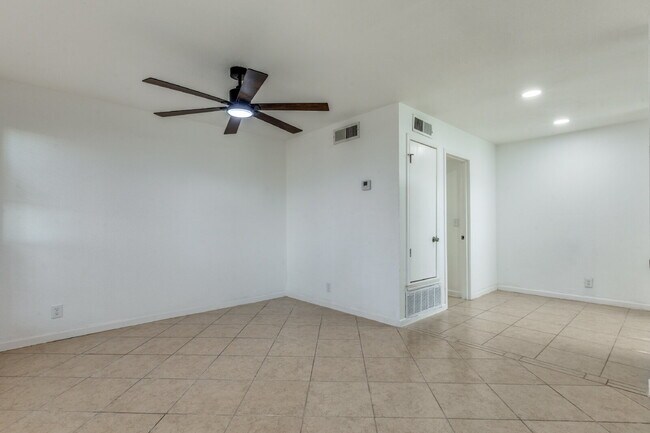 Building Photo - Beautiful two bed/1.5 bath in the heart of Alamo Heights