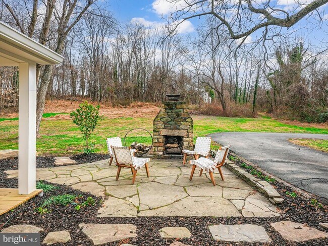 Building Photo - 102 N Rogers St