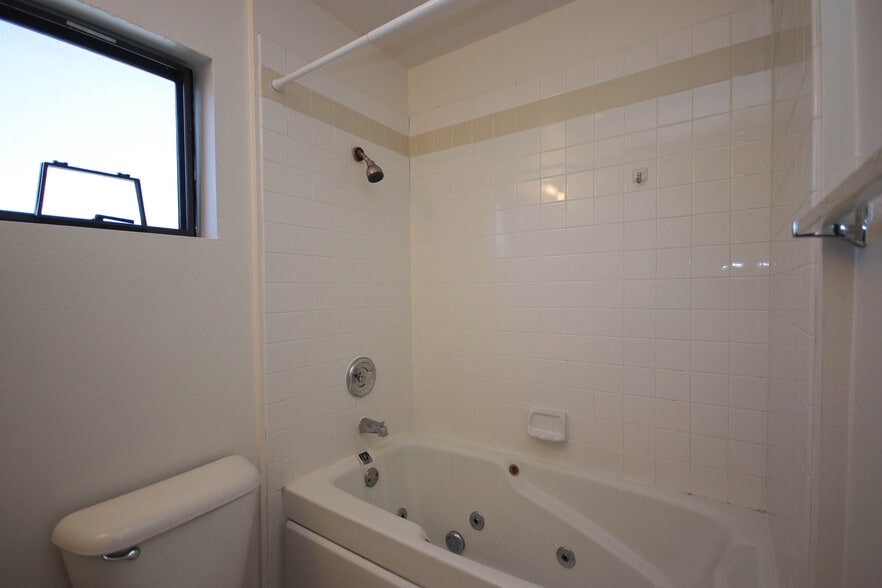 Building Photo - 111 S Oak Knoll Ave