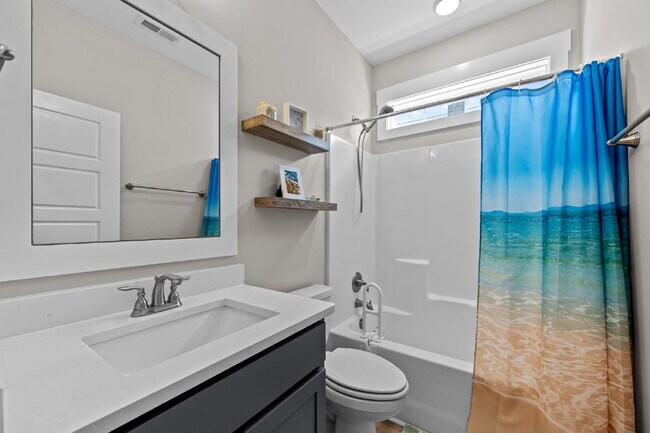 Building Photo - "Coastal Comfort Awaits: Spacious 3-Bed, 3-Bath Home in Holly Ridge!"