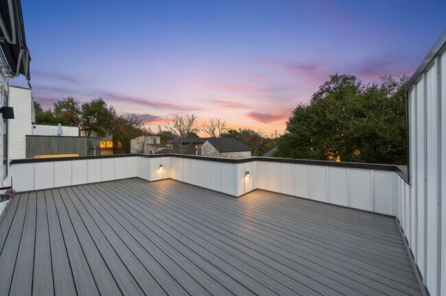 Building Photo - Spacious 3-Bed, 3-Bath Condo with Scenic Views in Vibrant Austin!