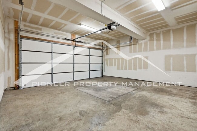 Building Photo - Spacious Townhouse with Central AC and 2-Car Garage