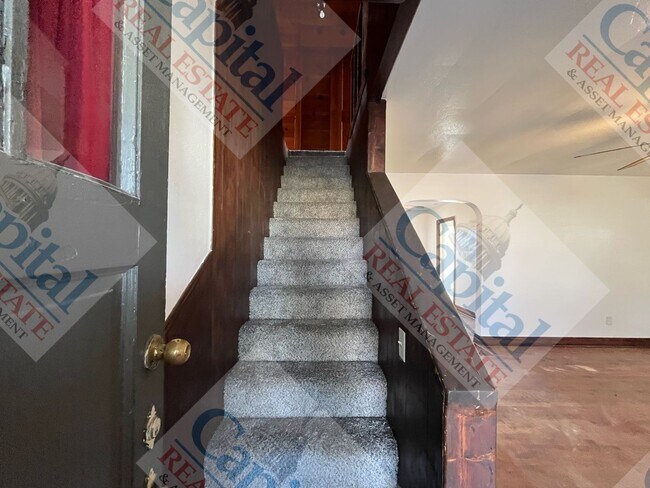 Building Photo - Charming 3 Bedroom