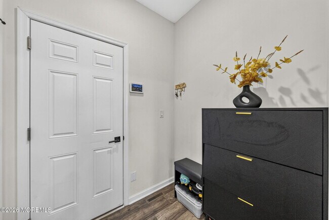 Building Photo - 319 Tulip Ct