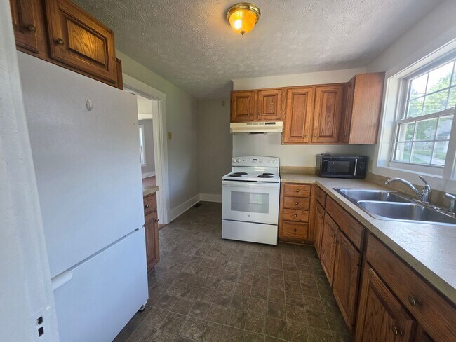 Building Photo - Kent 3 bedroom 1 bath Single Family Home