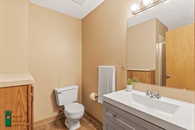 Building Photo - 3 Bedroom End Unit Townhouse