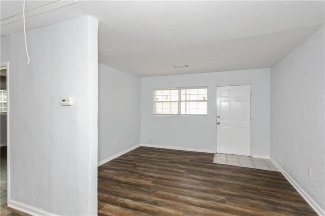 Building Photo - 560 Winton Terrace NE