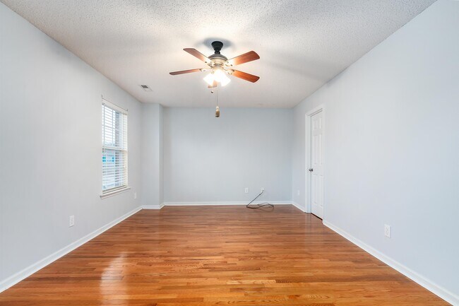 Building Photo - 117 Vancouver Rd