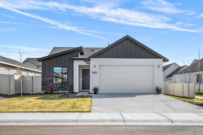 Primary Photo - Lovely Meridian Home