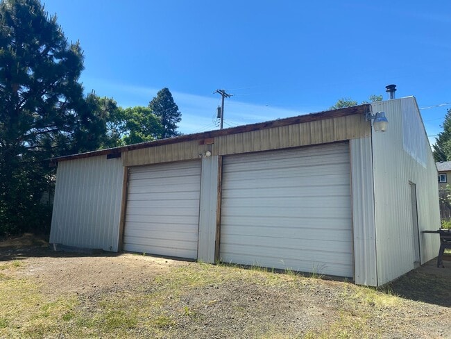 Building Photo - Sutherlin 3 bedroom house with large shop