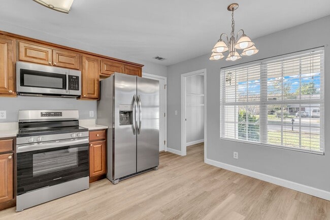 Building Photo - 525 Rushing St