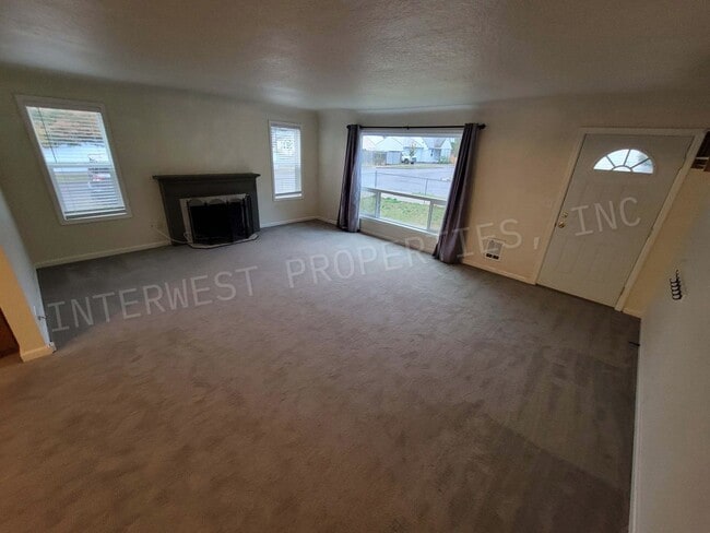 Building Photo - *RENT PROMO* 3+bd 1.5 ba Single Level West...