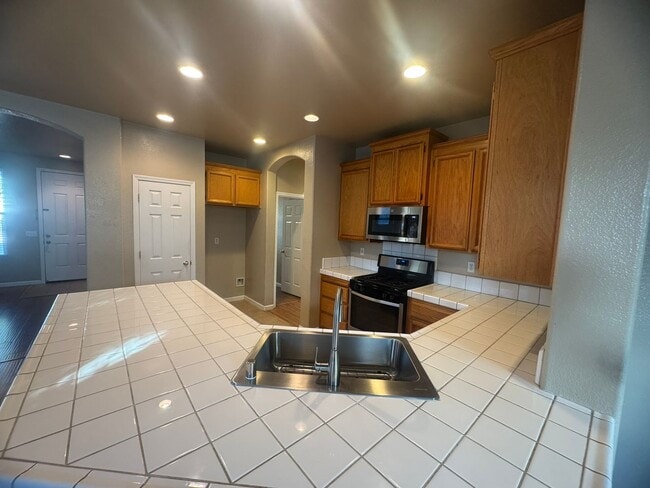 Building Photo - Spacious 4 Bedroom Home in Elk Grove