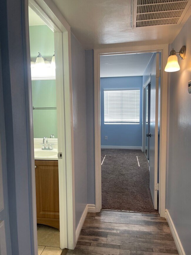 Building Photo - Clean and beautiful Condo!