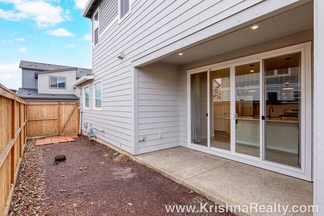 Building Photo - Beautiful 3-Bed | 2.5-Bath Townhome | Expansive Private Outdoor Space | Reeds Crossing