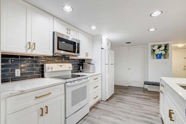 Building Photo - 1915 Lavers Cir