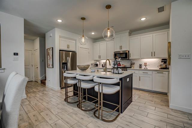 Building Photo - 3928 Cresthill Dr