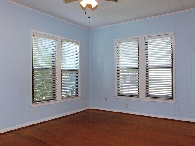 Building Photo - 103 6th St