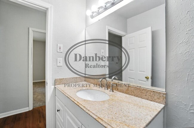 Building Photo - 822 Searles Rd